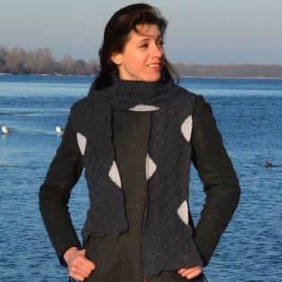 Scarf with geometric patterns in two monochromatic tones of grey 